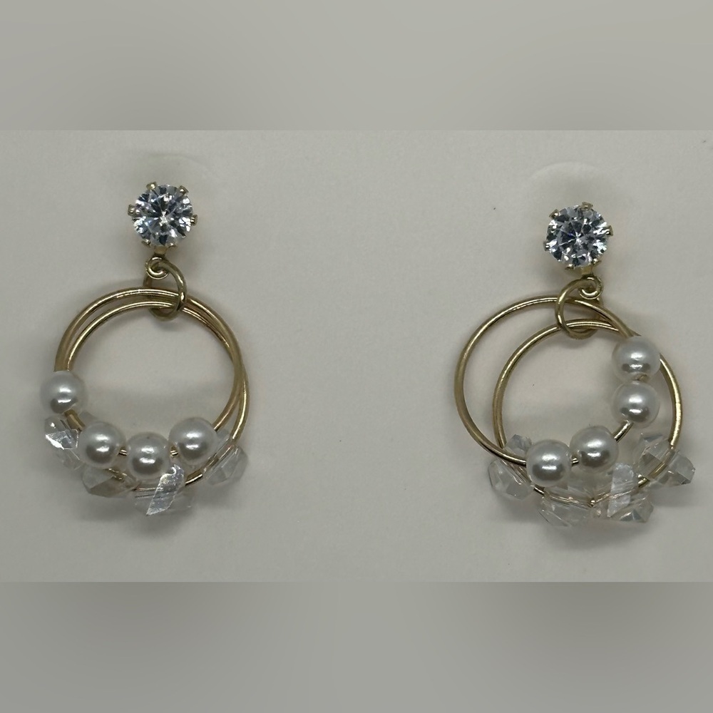 ✨ NWT Delicate Gold Crystal Pearl Hoop Dangle Earrings ✨ - Picture 4 of 16